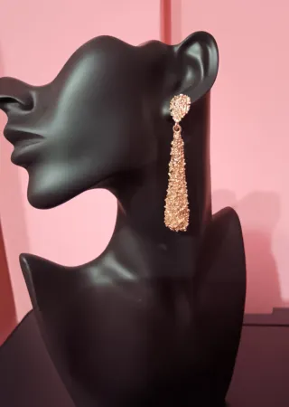 Pendientes dorados largos a estrenar