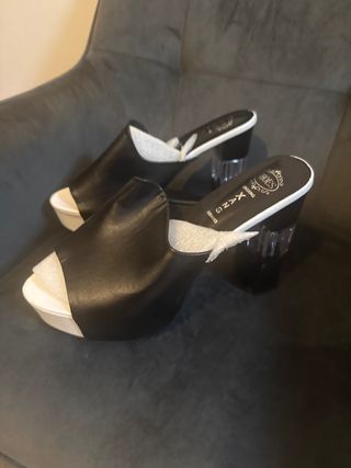 Zapatos de tacón negros y blancos