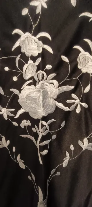 Mantón Raso Negro Bordado Flecos Seda