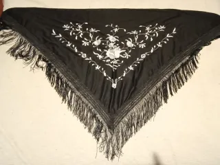 Mantón Raso Negro Bordado Flecos Seda