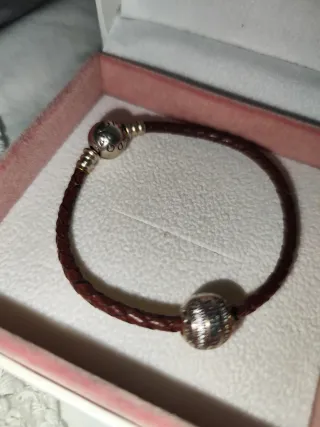 Pulsera cuero Pandora con charm