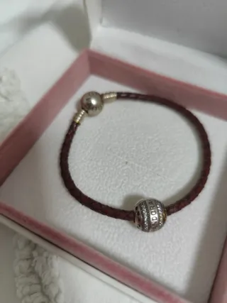 Pulsera cuero Pandora con charm