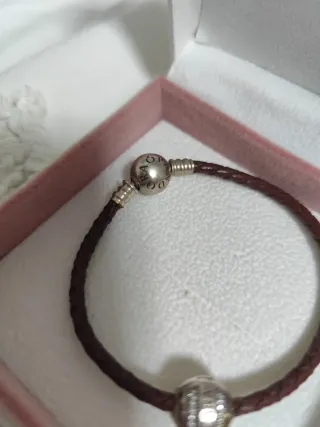 Pulsera cuero Pandora con charm