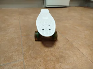 Monopatín blanco con ruedas LED