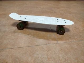 Monopatín blanco con ruedas LED