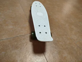 Monopatín blanco con ruedas LED