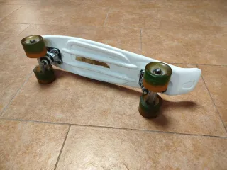 Monopatín blanco con ruedas LED