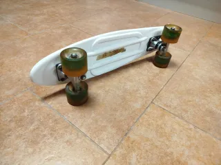 Monopatín blanco con ruedas LED