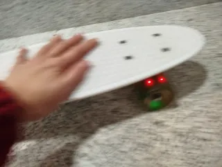 Monopatín blanco con ruedas LED