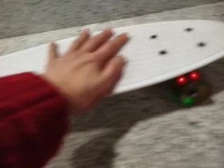 Monopatín blanco con ruedas LED