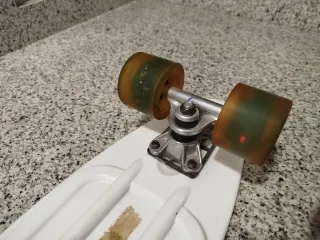 Monopatín blanco con ruedas LED