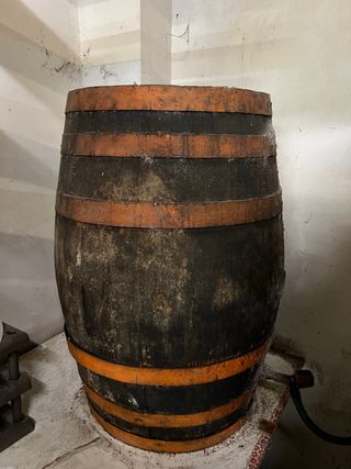 Bota de vino antigua de madera