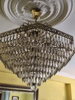 Lámpara de araña de cristal y metal