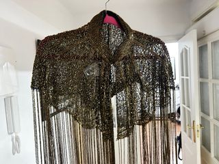 Capa de fiesta con flecos dorados