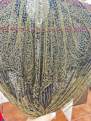 Capa de fiesta con flecos dorados