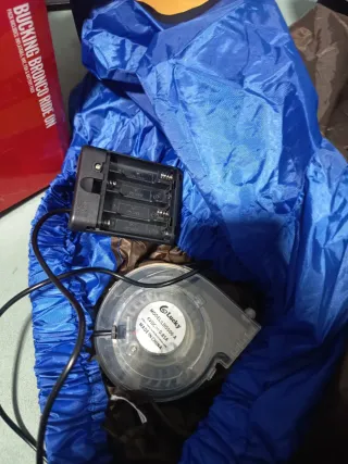 Disfraz de cowboy montando toro inflable