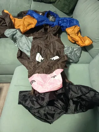 Disfraz de cowboy montando toro inflable