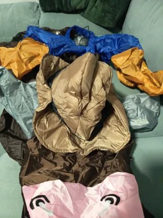 Disfraz de cowboy montando toro inflable