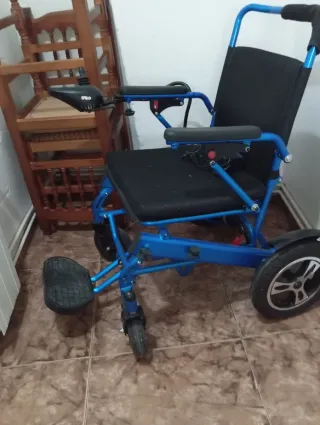 Silla de ruedas eléctrica azul
