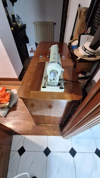 Máquina de coser Alfa de Luxe con mueble