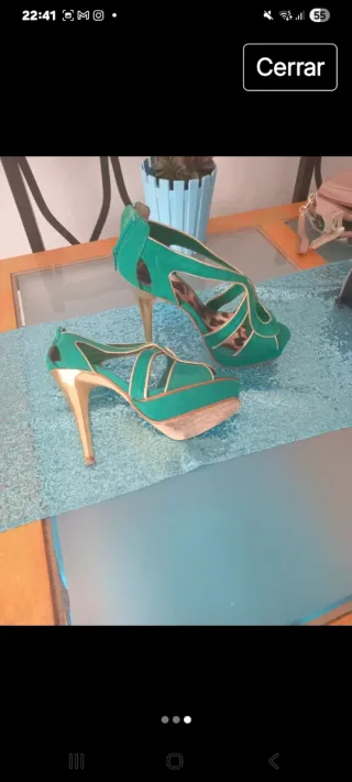 Zapatos de tacón verdes y dorados