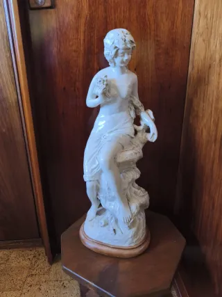Escultura de porcelana mujer