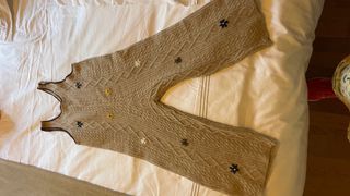 Mono tejido con flores bordadas