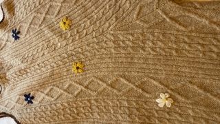 Mono tejido con flores bordadas