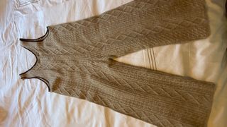 Mono tejido con flores bordadas