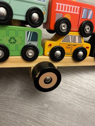 Camión de madera con coches Montessori