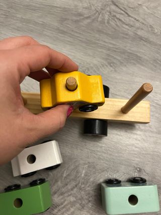 Camión de madera con coches Montessori