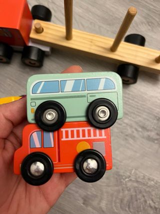 Camión de madera con coches Montessori