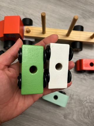 Camión de madera con coches Montessori