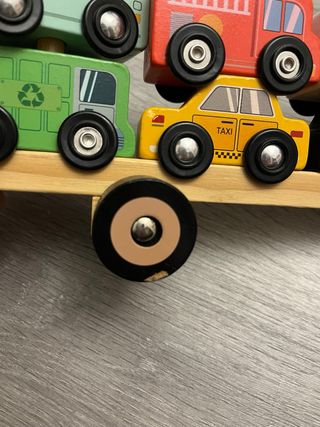 Camión de madera con coches Montessori