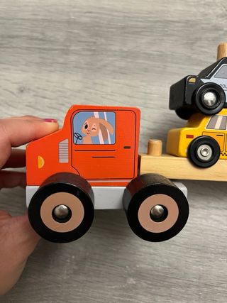 Camión de madera con coches Montessori