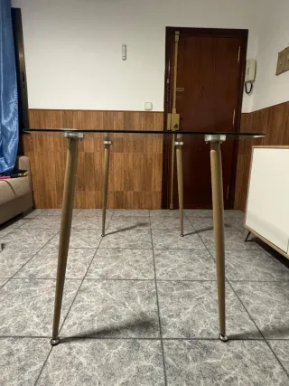 Mesa de cristal salón madera