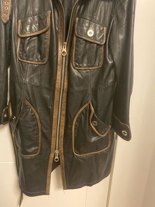 Abrigo de cuero negro con detalles marrones