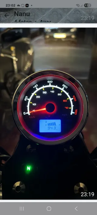 Moto negra estilo custom