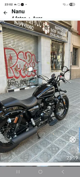 Moto negra estilo custom