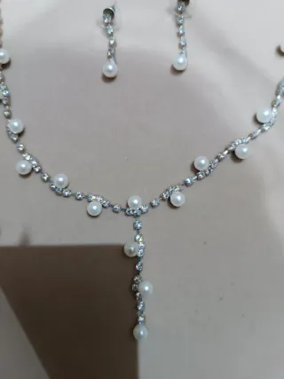 Colgante y pendientes con perlas