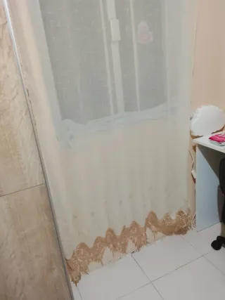 Cortinas beige y marrón con encaje