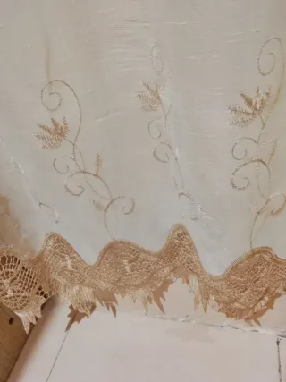 Cortinas beige y marrón con encaje