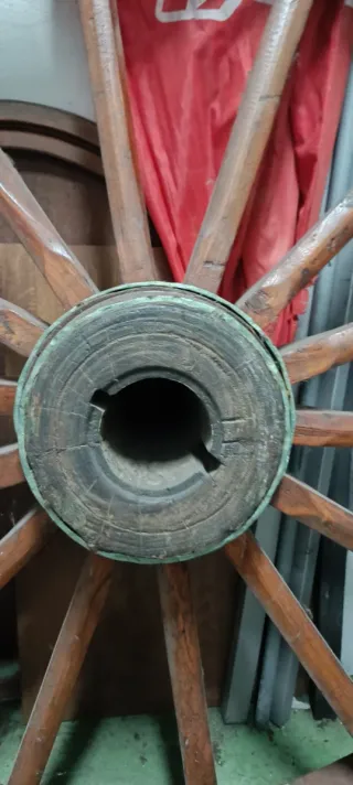 Rueda de carro antigua de madera