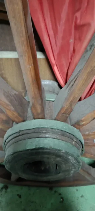 Rueda de carro antigua de madera