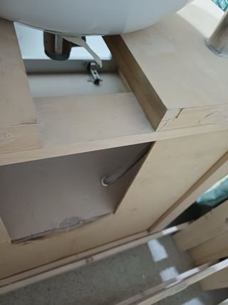 Mueble de baño con lavabo y grifo