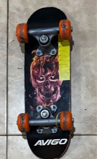 Patinete Avigo con diseño de calavera