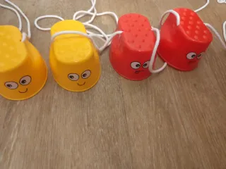 Zancos infantiles de colores con cuerdas