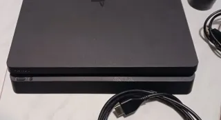 PS4 Slim 500GB + 6 Juegos + 2 Mandos + Base Carga.