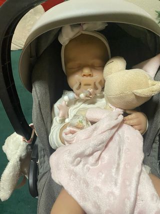 Bebé Reborn realista y silla de coche