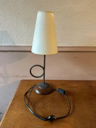 Lámpara de mesita beige y marrón